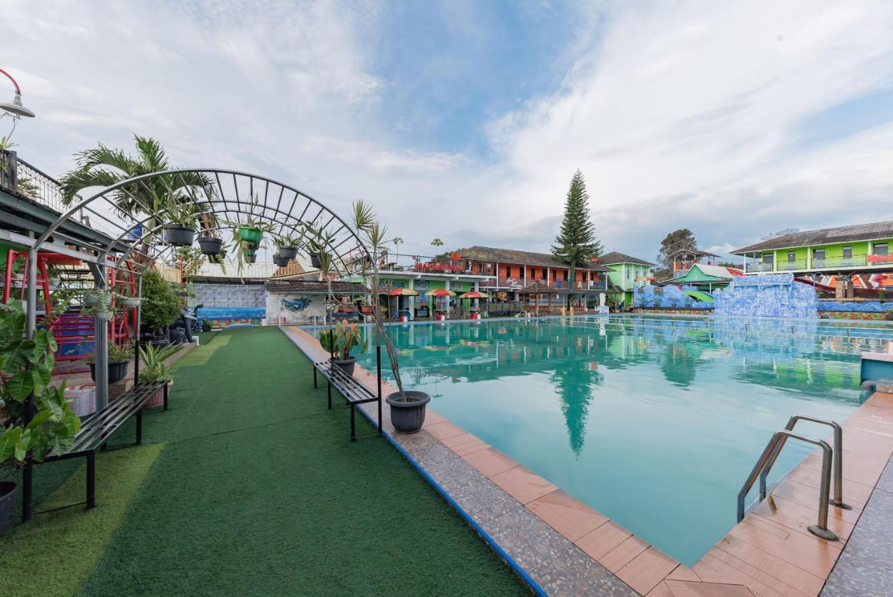 เรดดอร์ซ รีสอร์ต ชาเรียะฮ์ แอท ชายา ติรตา อบาดี Hotel ปูร์วาการ์ตา ภายนอก รูปภาพ