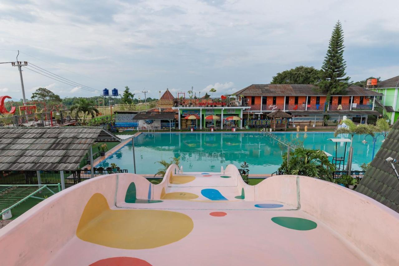 เรดดอร์ซ รีสอร์ต ชาเรียะฮ์ แอท ชายา ติรตา อบาดี Hotel ปูร์วาการ์ตา ภายนอก รูปภาพ